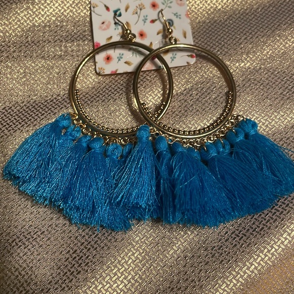 NWOT’s- Gold colored fish hook earrings w/teal fringes - Picture 4 of 6